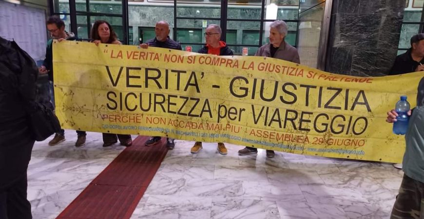 Presidio dei familiari della strage del 29 giugno alla stazione di Viareggio